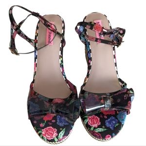 Betsey Johnson wedge sandal 10